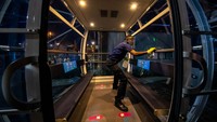 Kincir ria ini juga dibersihkan dengan cairan desinfektan setiap pergantian penumpang. Buda Mendes/Getty Images  