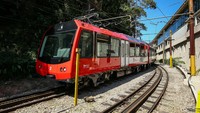 Ketiga ada Kereta Corcovado yang juga telah kembali beroperasi untuk para wisatawan. Buda Mendes/Getty Images  