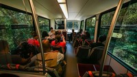 Kereta api ini akan mengantarkan para wisatawan dari Cosme Velho ke puncak Gunung Corcovado di ketinggian 710 m. Buda Mendes/Getty Images  