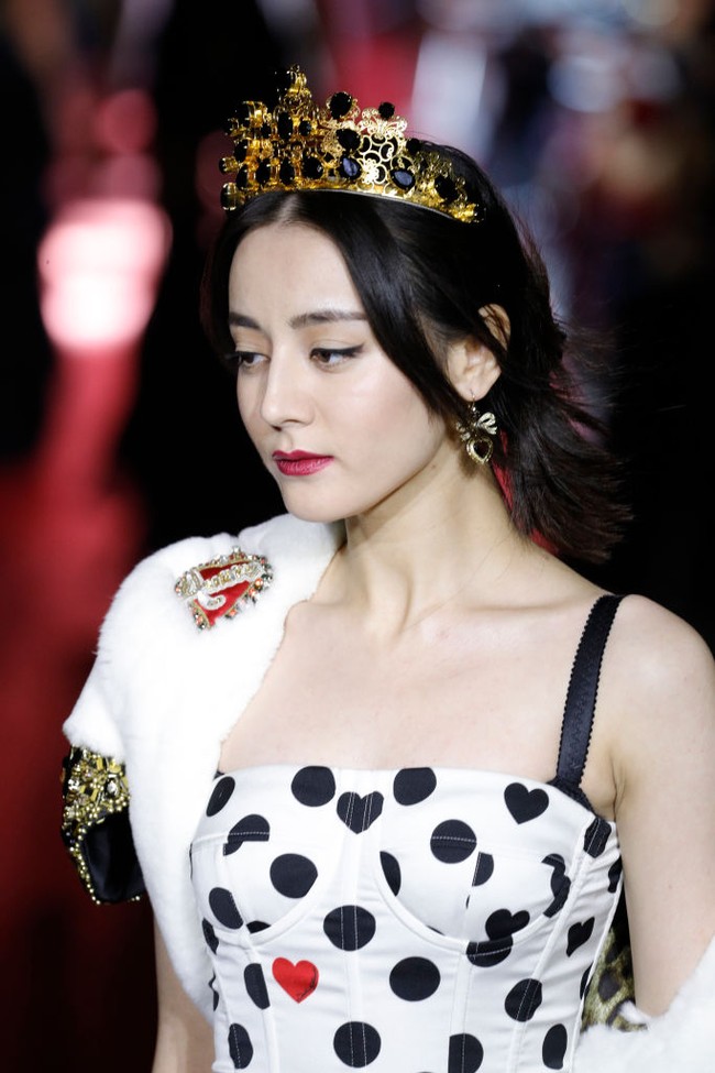 Acara fashion show sebelumnya kerap didatangi Dilraba Dilmurat. Bahkan bukan hanya datang, aktris 28 tahun itu juga pernah menjadi model catwalk desainer dunia, tepatnya Dolce & Gabbana. Foto: Getty Images/Andreas Rentz