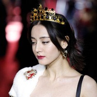 Acara fashion show sebelumnya kerap didatangi Dilraba Dilmurat. Bahkan bukan hanya datang, aktris 28 tahun itu juga pernah menjadi model catwalk desainer dunia, tepatnya Dolce & Gabbana. Foto: Getty Images/Andreas Rentz