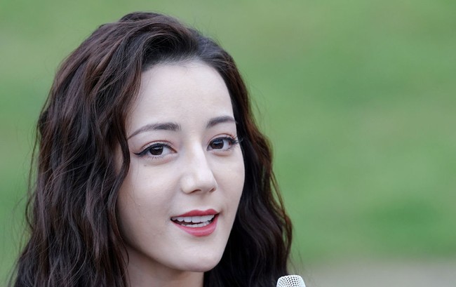 Bintang serial drama dan film China, Dilraba Dilmurat terlihat memesona dengan makeup yang menonjolkan eyeliner cat eye dan sapuan lipstik merah di bibir mungilnya. Foto: Getty Images/Andreas Rentz