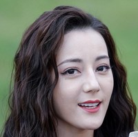 Bintang serial drama dan film China, Dilraba Dilmurat terlihat memesona dengan makeup yang menonjolkan eyeliner cat eye dan sapuan lipstik merah di bibir mungilnya. Foto: Getty Images/Andreas Rentz