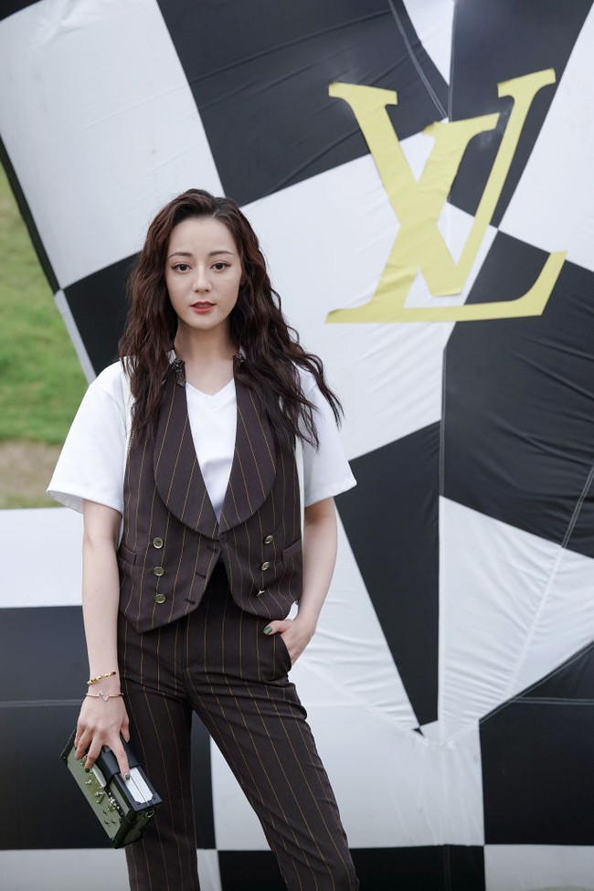 Inilah penampilan Dilraba Dilmurat, aktris asal China saat menghadiri fashion show koleksi busana pria Louis Vuitton Spring/Summer 2021 di Shanghai Tank Art Park, China, 8 Agustus 2020.Foto: Getty Images/Andreas Rentz