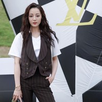 Inilah penampilan Dilraba Dilmurat, aktris asal China saat menghadiri fashion show koleksi busana pria Louis Vuitton Spring/Summer 2021 di Shanghai Tank Art Park, China, 8 Agustus 2020.Foto: Getty Images/Andreas Rentz