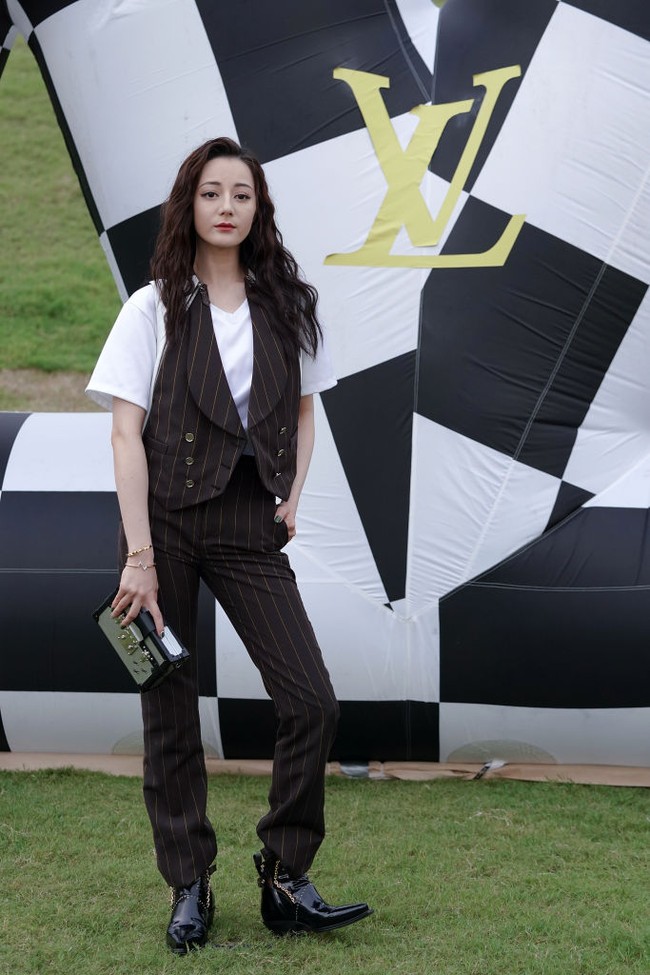 Dilraba Dilmurat kembali menghadiri acara fashion show setelah sebelumnya hari-harinya disibukkan dengan syuting serial drama China terbarunya Love Advanced Customization. Foto: Getty Images/Andreas Rentz