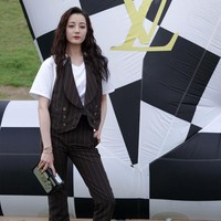 Dilraba Dilmurat kembali menghadiri acara fashion show setelah sebelumnya hari-harinya disibukkan dengan syuting serial drama China terbarunya Love Advanced Customization. Foto: Getty Images/Andreas Rentz