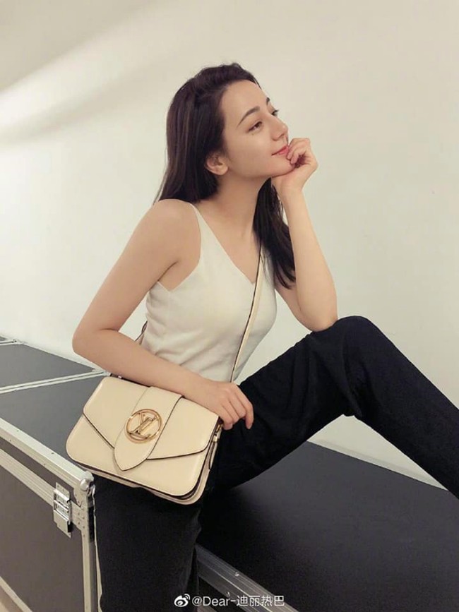 Beberapa hari sebelum datang ke fashion show Louis Vuitton, Dilraba Dilmurat mengunggah foto penampilannya yang seperti tanpa makeup ke akun media sosialnya di Weibo. Dia berpose dengan gaya busana simple sambil membawa tas dari Louis Vuitton. Foto: Dok. Weibo