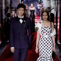 Dilraba Dilmurat berjalan di catwalk Dolce & Gabbana di Milan Fashion Week 2018 bersama model China, Jin Dachuan. Foto: Getty Images/Andreas Rentz