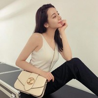 Beberapa hari sebelum datang ke fashion show Louis Vuitton, Dilraba Dilmurat mengunggah foto penampilannya yang seperti tanpa makeup ke akun media sosialnya di Weibo. Dia berpose dengan gaya busana simple sambil membawa tas dari Louis Vuitton. Foto: Dok. Weibo