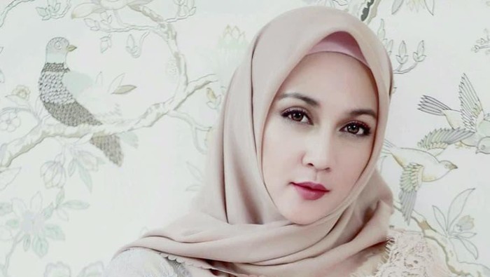 Dina Lorenza Soal Menikah Ketiga Kali Tarik Napas Dulu