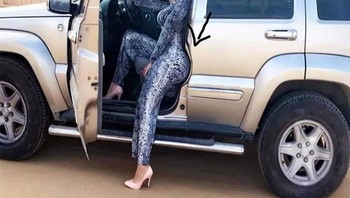 Mobilnya ikut teredit. Foto: Bored Panda