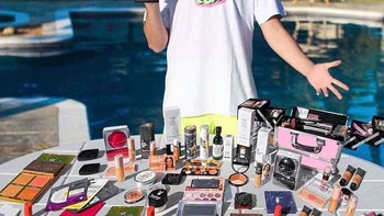 Ada yang aneh di foto ini? Coba lihat bayangan tangan pria itu. Foto: Bored Panda