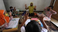 Guru dan murid wajib mengenakan masker untuk mengahalu virus Corona.