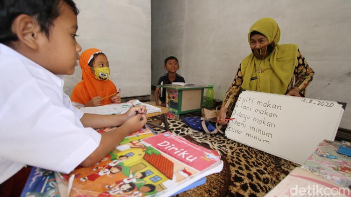 Seorang guru SD di Solo rela mendatangi rumah muridnya untuk menjaga serta melatih siswa agar giat belajar menghadapi new normal.