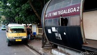 Tak hanya itu, kondisi bagian dalam halte tersebut kotor dan banyak bagian bangunan yang bolong.