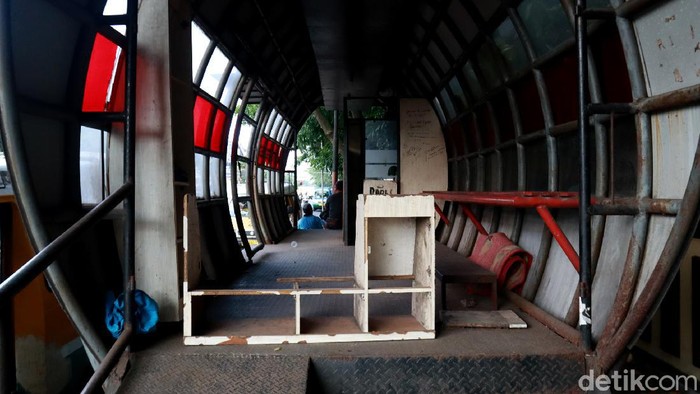 Halte Kapsul Rancangan Ridwan Kamil Tak Terawat Halte Kapsul Trans Metro Bandung (TMB) rancangan Ridwan Kamil yang ada di BKR Kota Bandung, Jawa Barat tidak terawat. Begini kondisinya.