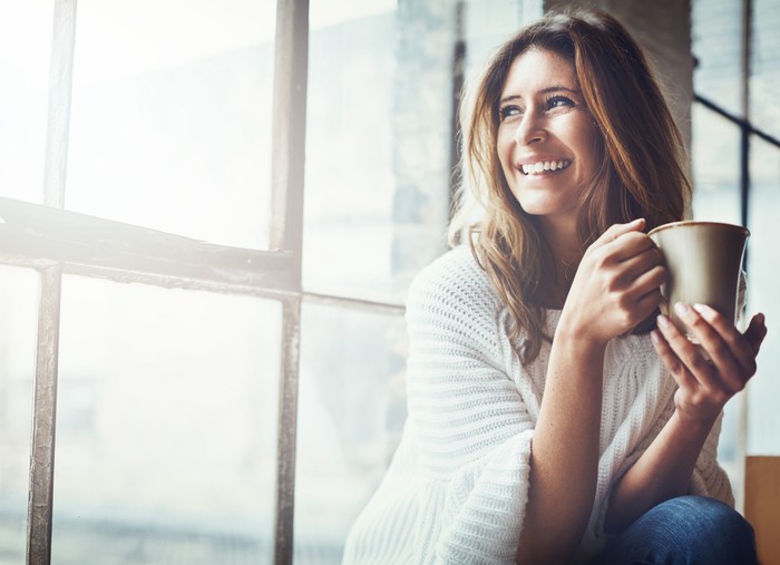 Ilustrasi wanita cantik Shot of an attractive young woman relaxing at home