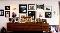 Bahan yang digunakan di interior rumah ini, Aniston sangat tertarik dengan nuansa kayu, batu, dan perunggu. Hal itu menarik ruangan lebih glamor.