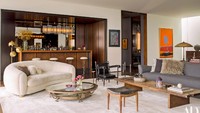 Kenyamanan ruangan bagi Aniston penting. Interiornya pun dilengkapi sofa vintage Jean Royere Polar Bear, kursi kursi berlengan Jacques Adnet, dan sofa daybed Mies van der Rohe yang diatur di ruang tamu.