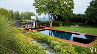 Pada halaman rumah ini terdapat pemandangan yang menampilkan kebun anggur di lereng bukit dan kolam renang. 