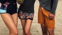 Liburan di pantai, Jacqueline pilih es kelapa segar untuk melepas dahaga sambil berkumpul dengan kerabat dan keluarganya. Foto: Instagram @jacquelinef143