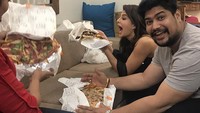 Tidak jaim! Jacqueline berpose seru menyantap makanan berukuran besar dengan beberapa teman-temannya. Foto: Instagram @jacquelinef143