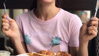 Meski rutin berolahraga dan menjalani pola hidup sehat, tapi sesekali Jacqueline masih sering cheat day dengan menyantap aneka croissant dan waffle kesukaannya. Foto: Instagram @jacquelinef143