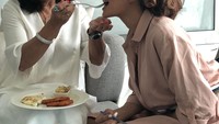 Pemain film Kick ini memiliki hubungan yang sangat dekat dengan sang ibu. Bahkan saat sarapan saja, ia masih sering kali disuapi oleh sang ibu. Foto: Instagram @jacquelinef143
