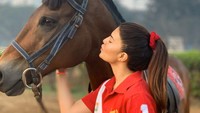 Tampil cantik di usia yang ke-35, Jacqueline sukses menjadi bintang Bollywood asal Sri Lanka yang terkenal. Di Instagramnya ia memiliki lebih dari 44 juta followers lho. Foto: Instagram @jacquelinef143