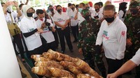 Gubernur Kalimantan Barat Sutarmidji meninjau stand UKM Pangan Lokal.