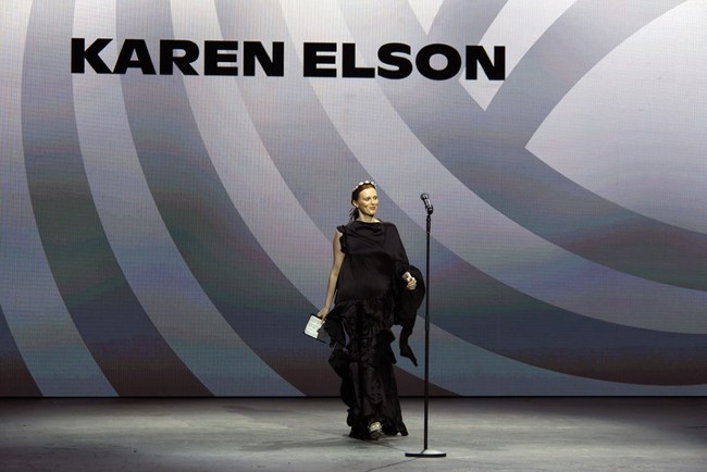 Karen Elson mengaku saat itu dia benar-benar sangat depresi. Namun setelah dia berhasil membuat tubuhnya menjadi lebih kurus lagi, para desainer kembali memanggilnya untuk tampil dalam fashion show. Itu adalah siklus gangguan makan, katanya. Foto: Getty Images