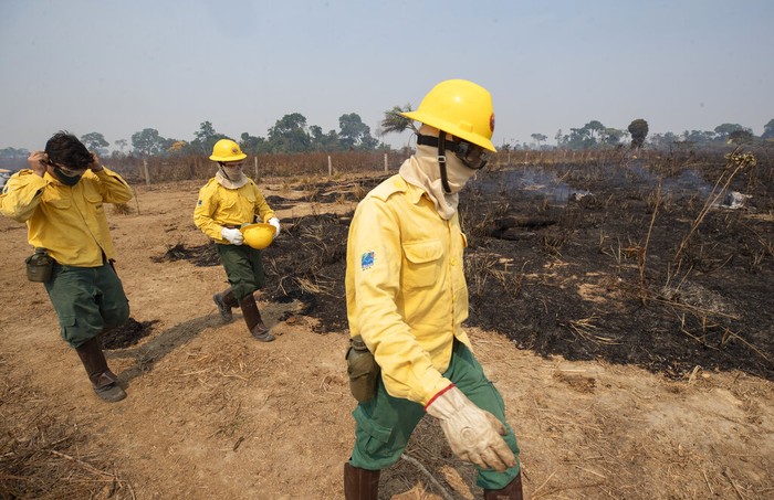 Kebakaran Hutan Amazon An aerial view of an area consumed by fire and cleared near Novo Progresso in Para state, Brazil, Tuesday, Aug. 18, 2020. Experts say the blazes are pushing the world's largest rainforest toward a tipping point, after which it will cease to generate enough rainfall to sustain itself. (AP Photo/Andre Penner)