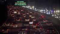 Memasuki libur panjang Tahun Baru Islam 1442 Hijriah serta libur akhir pekan, ruas jalan Tol Jagorawi terpantau padat karena banyaknya warga yang berlibur dan berpergian ke luar kota.