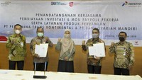 Direktur Wholesale Banking Mandiri Syariah Kusman Yandi, Direktur Keuangan PT Pertamina International Shipping Diah Kurniawati, Direktur Utama PT Pertamina Trans Kontinental Nepos MT Pakpahan, SEVP Mandiri Syariah Wawan Setiawan, Direktur Keuangan & SDM PT Pertamina Trans Kontinental Azwani berfoto usai penandatanganan Perjanjian Kerjasama di kantor PT Pertamina Trans Kontinental, Jakarta, Rabu (19/8/2020). 