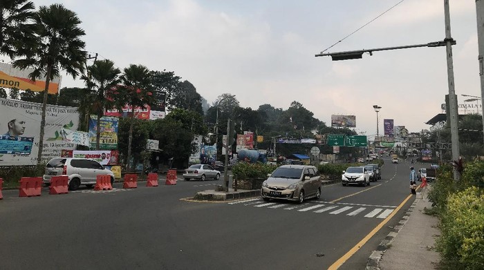 Kondisi lalu lintas (lalin) di Simpang Gadog, Kabupaten Bogor, Jawa Barat jelang long weekend atau libur panjang.