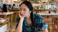 Krsytal Jung terlihat santai mengenakan kemeja bermotif bunga-bunga. Sepertinya Krystal sedang liburan di dekat pantai sambil menikmati segelas ice lemon tea. Foto: Instagram @vousmevoyez