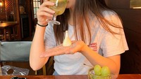 Tak hanya suka minum kopi, Krystal Jung juga terlihat menikmati jus lemon yang menyegarkan. Begini pose cantiknya! Foto: Instagram @vousmevoyez