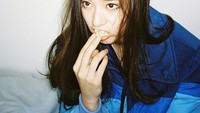 Wanita bernama Korea Jung Soojung ini juga aktif modelling di berbagai majalah. Ini salah satu posenya dengan jeruk yang ia santap. Foto: Instagram @vousmevoyez