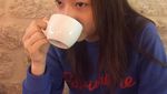 10 Momen Kuliner Krystal Jung yang Hobi Pamer Minuman