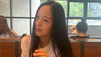Wanita berusia 27 tahun (usia Korea) ini memulai debutnya pada tahun 2010 bersama girlgroup F(x). Kini Krystal resmi hengkang dari SM Entertainment setelah 10 tahun berkarir. Begini posenya bersama es kopi Americano kesukaannya. Foto: Instagram @vousmevoyez