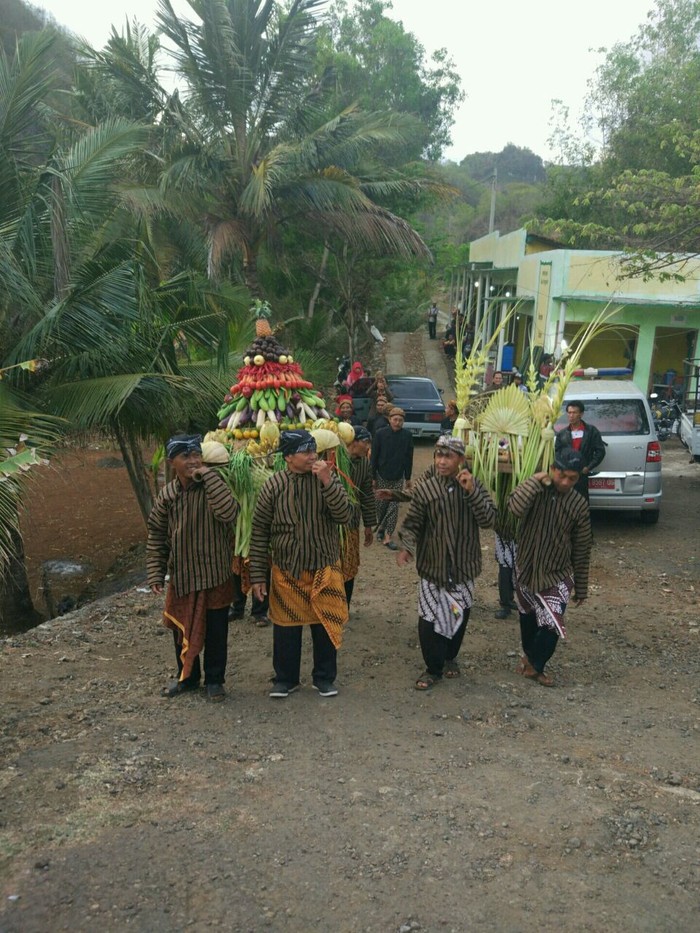 Labuhan Ageng malam 1 Suro di pantai Sembukan Wonogiri