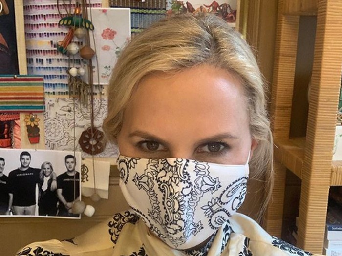 Masker Tory Burch Masker Tory Burch yang habis terjual dalam satu jam.