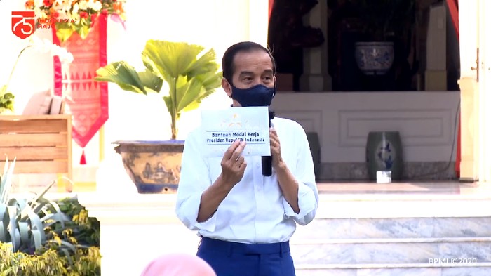 Presiden Joko Widodo (Jokowi) membagikan batuan modal kerja kepada para pedagang di Istana Merdeka, Jakarta. Total bantuan yang diberikan Rp 2,4 juta.