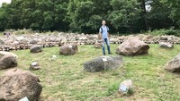 Beragam bebatuan di area museum yang diberi kode asal dan tipe batu di museum Hunebed Belanda.