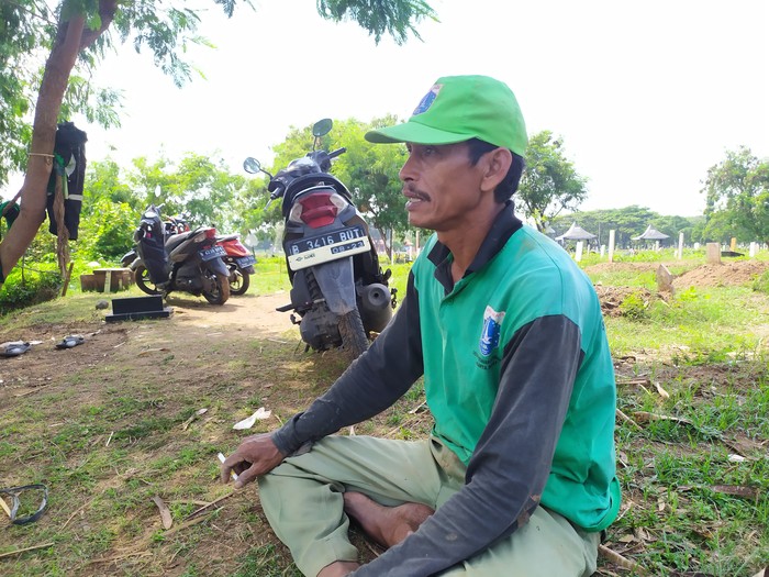 Mustaki Penggali Kuburan di TPU Tegal Alur, Jakbar
