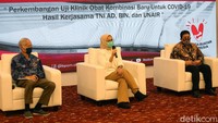 Kepala Badan Pengawas Obat dan Makanan (BPOM) Penny Kusumastuti Lukito (kedua kiri) didampingi Plt Staf Ahli Bidang Infrastruktur Badan Riset Inovasi Nasional / Ketua Konsorsium Riset dan Inovasi COVID-19 Ali Gufron Mukti (kedua kanan), anggota tim KOMNAS Penilai Obat dan Tim Ahli Rianto Setiabudy (kiri) memberikan keterangan pers kepada wartawan terkait perkembangan uji klinik obat kombinasi baru untuk COVID-19 di Jakarta, Rabu (19/8/2020).