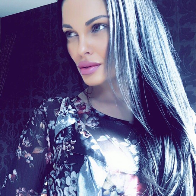 Ia pernah tampil di majalah FHM. Di masa pandemi ini, Nicola mengaku kembali melakukan pemotretan demi menyambung hidup.  Foto: Facebook