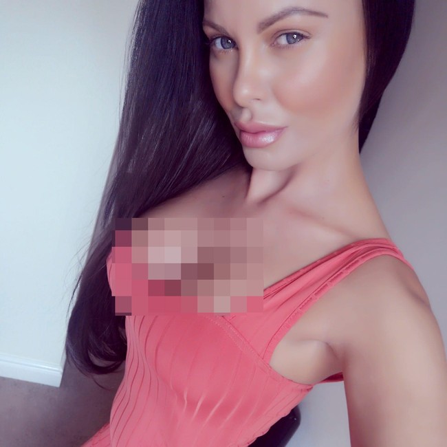 Bergaya di hadapan kamera bukan hal asing bagi Nicola. Wanita cantik ini dulunya adalah model seksi.  Foto: Facebook