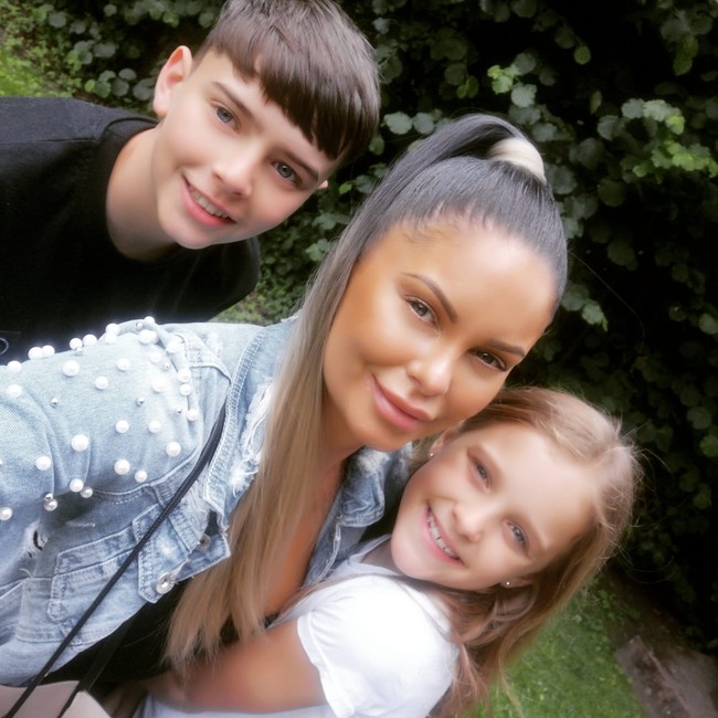 Ibu dari empat orang anak itu mengatakan bahwa ia mengurangi jam kerjanya di rumah sakit karena pandemi Corona. Ia memilih untuk lebih banyak di rumah demi kesehatan dirinya dan keselamatan anak-anaknya agar terhindar dari penularan Corona.  Foto: Facebook